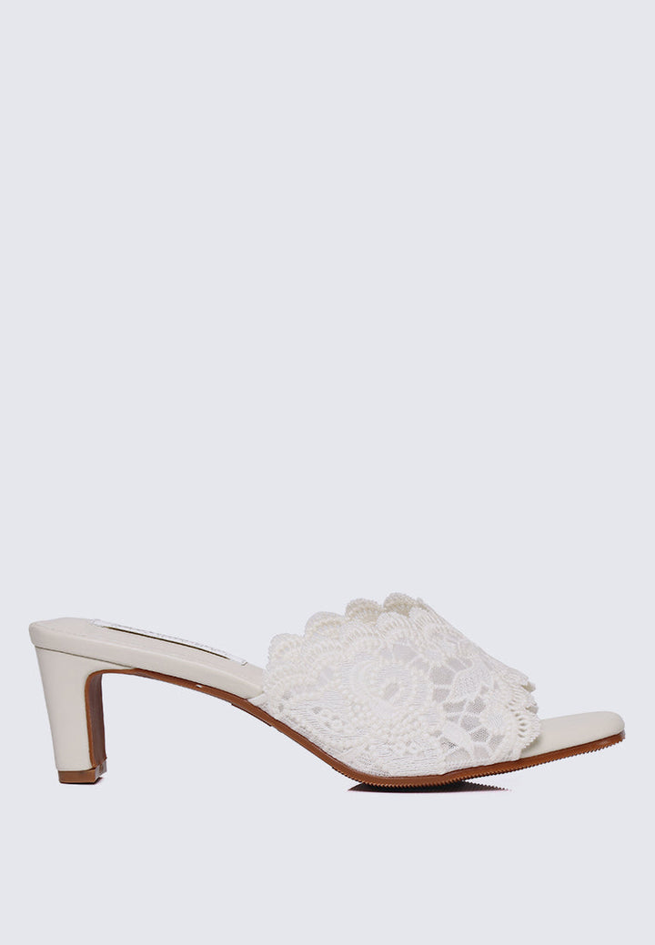 Chloé Comfy Heels In Beige
