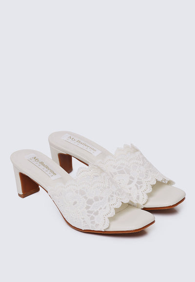 Chloé Comfy Heels In Beige