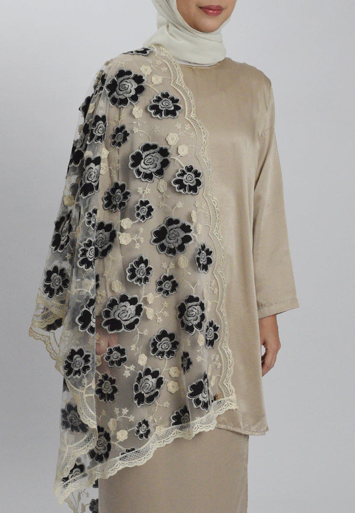 Kamelia Selendang Premium Scarves In Black